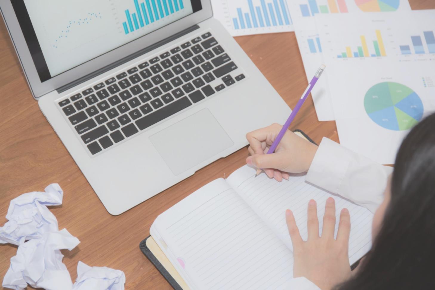 Команда работает над финансовой презентацией в офисе